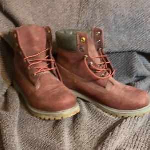 Timberland lace-up boots. Burgundy.